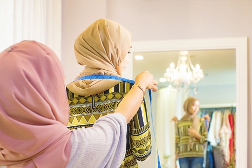 Sesuaikan baju pesta hijab dengan bentuk tubuh: Gemuk, mungil, kurus, atau jam pasir