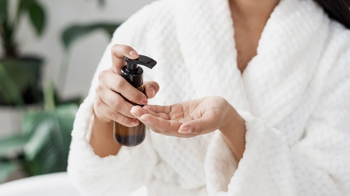 Utamakan cleansing oil yang bahannya minim tanpa pewangi dan pewarna