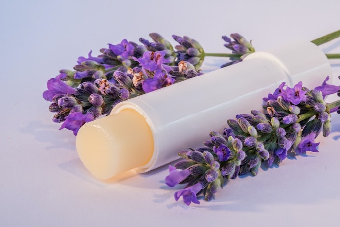 Anda ingin bibir tampak lebih merah dan menarik? Carilah lip balm pria yang menghasilkan warna-warna natural