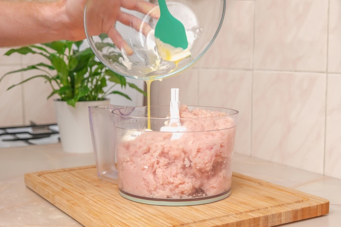 Jika Anda berencana mengolah daging, pilih food chopper atau food processor saja yang lebih kuat