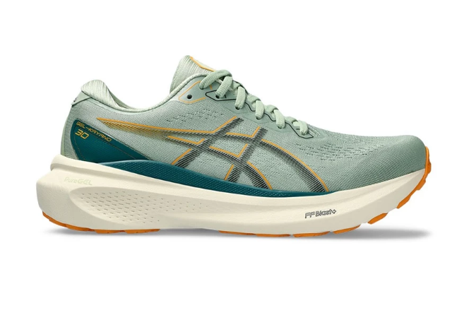 Utamakan sepatu running atau sneakers yang didesain untuk stability