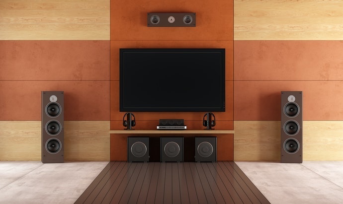 Bila area instalasinya terbatas di dekat TV, utamakan soundbar yang compact; Lebih mantap bila lengkap dengan subwoofer