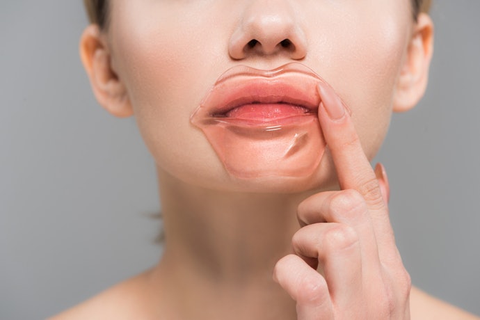 Pastikan lip mask kaya akan pelembap, baik emolien, oklusif, maupun humektan, terutama bila bibir Anda kering dan pecah-pecah