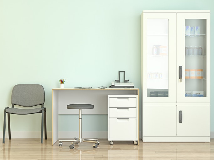 Jika diletakkan di ruangan yang sempit, pertimbangkan lemari besi dengan sliding door