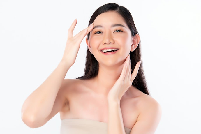 Ingin memiliki kulit glowing bebas kusam? Gunakan essence Korea dengan kandungan brightening, seperti AHA, alpha arbutin, ekstrak daun licorice, ekstrak mulberry, atau vitamin C