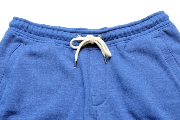 Khususnya untuk olahraga, pilih celana jogger dengan tali pinggang adjustable