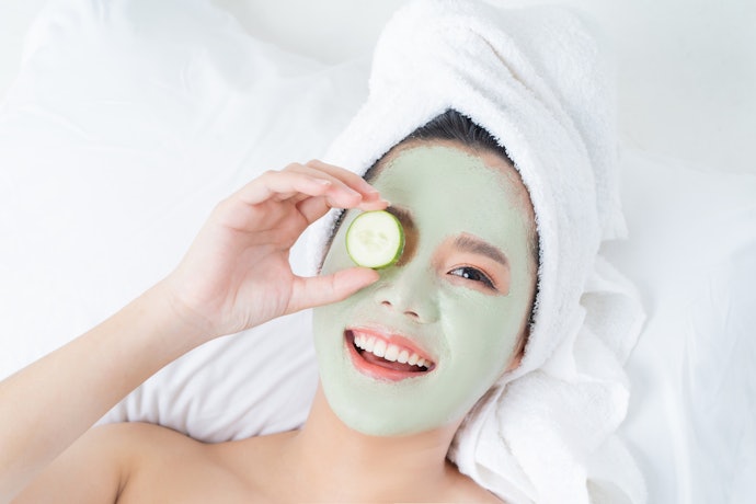 Untuk kulit berkomedo yang punya jerawat meradang, cari clay mask dengan salicylic acid, willow bark, tea tree oil, mugwort, atau Centella asiatica