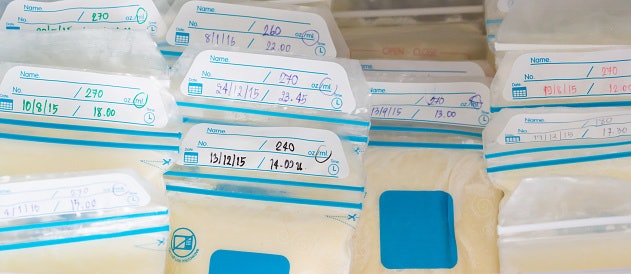 Jika Anda sering membawa stok ASI di luar rumah, pilih kantong ASI dengan double zipper untuk memberikan keamanan ekstra