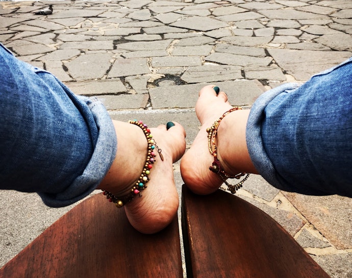 Untuk dipakai harian atau kasual, pilih gelang kaki tali dan rantai titanium dengan model yang kekinian