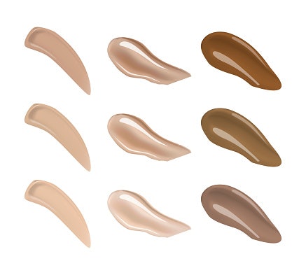 Pilih shade yang satu tingkat lebih terang daripada warna kulit asli
