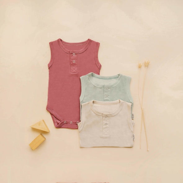 Untuk bayi baru lahir atau usia 0–6 bulan, pertimbangkan model jumper, romper, atau kancing depan