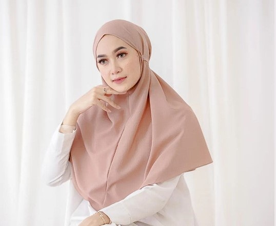 Untuk pemakaian sehari-hari, utamakan hijab bergo berbahan spandex