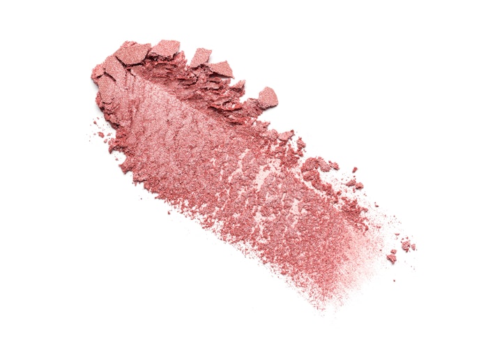 Untuk tampil elegan dalam acara formal dan pesta, gunakan blush on shades warna ungu, seperti soft fuschia dan soft berries