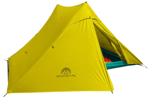 Utamakan tenda dome jika mencari fleksibilitas dan kepraktisan; pilih tarp tent jika mencari yang super ringan