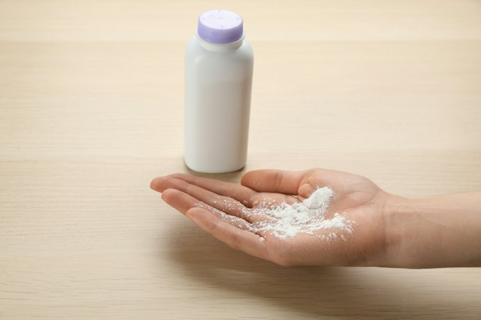 Jika Anda khawatir dengan aspek keamanan, silakan pilih bedak berbahan dasar cornstarch