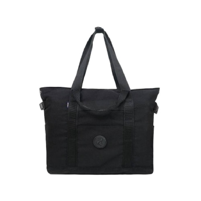Untuk kualitas terbaik, pertimbangkan tote bag dari merek ternama, seperti EIGER, Brodo, Evernext, dan Mr Mads