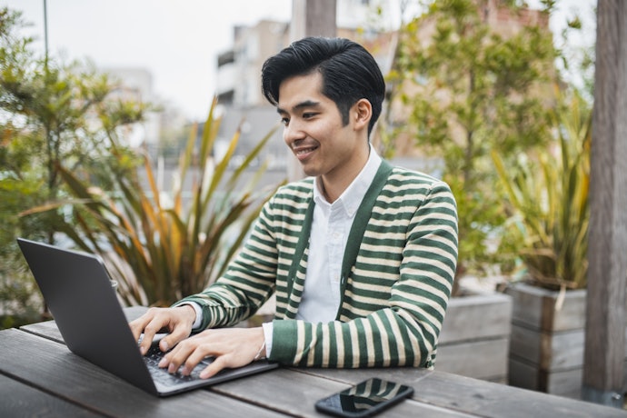 Jika ingin tampil kekinian, cek juga cardigan pria Korea dan model oversize