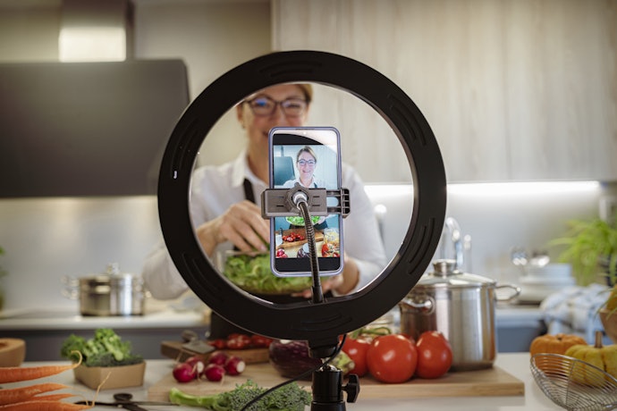 Untuk dipasangkan dengan HP, pastikan ring light punya klip atau holder HP