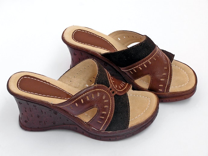 Untuk harian, pilih sandal wedges karet atau jelly, flip-flop, atau slip-on yang simpel