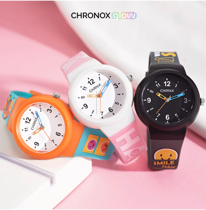 Untuk anak usia 1–5 tahun yang baru belajar membaca waktu, pilih jam analog dengan angka yang besar dan jelas