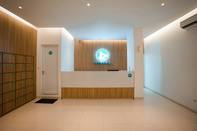 Pertimbangkan hotel kapsul di dekat Stasiun Gambir seperti Bobobox Juanda dan Shakti Capsule bila Anda akan bepergian naik kereta