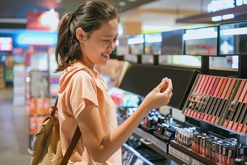 Temukan warna lip tint lokal yang mendekati warna kulit Anda agar tampak lebih natural, seperti warna nude