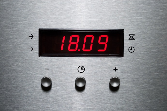 Untuk digunakan di kamar tidur, akan lebih nyaman jika memilih kipas angin tower yang dilengkapi dengan timer