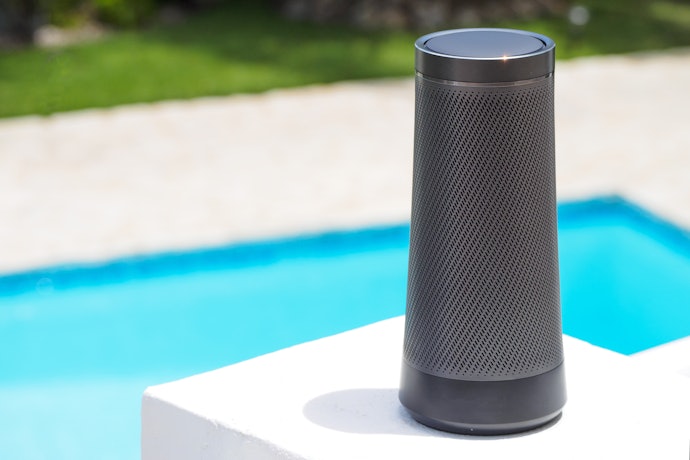 Jika Anda mengutamakan kekuatan suara, pilih speaker outdoor dengan ukuran 20 cm yang dayanya di atas 20 watt