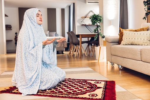 Pertimbangkan mukena rayon dengan motif floral untuk menguatkan kesan feminin