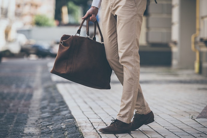 Untuk menghadiri acara formal, pilihlah celana khaki panjang dengan model slim fit