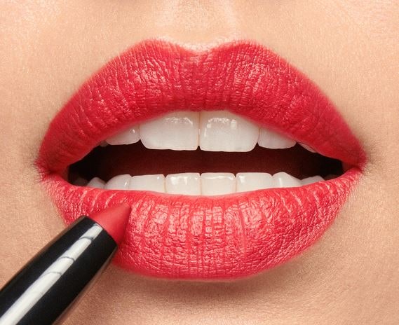 Pilih lip crayon yang dilengkapi kandungan pelembap