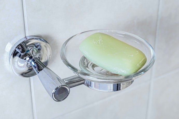 Agar awet digunakan dalam jangka panjang, pertimbangkan material yang tahan lama: Plastik, keramik, stainless steel, kayu