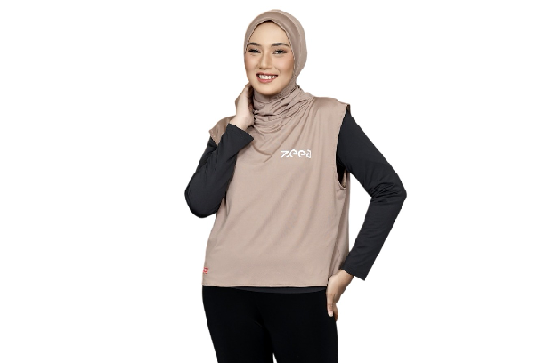 Pertimbangkan baju senam dengan hoodie yang menutupi leher agar dapat difungsikan sebagai hijab