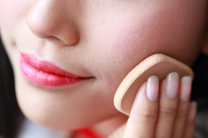 Carilah produk dengan teknologi "blurring effect", terutama bila Anda memiliki jerawat atau pori-pori besar