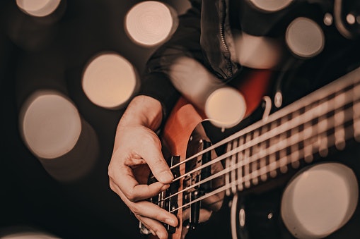 Jika Anda menggunakan bass 4 string, pilihlah senar bass 4 string juga