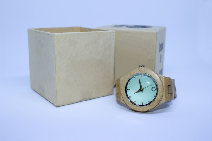 Bila Anda berencana menjadikan jam tangan kayu pria sebagai kado, periksa keberadaan box atau fitur personalized