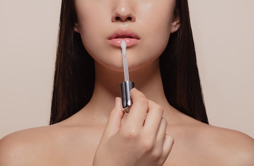 Utamakan lip gloss yang mengandung pelembap
