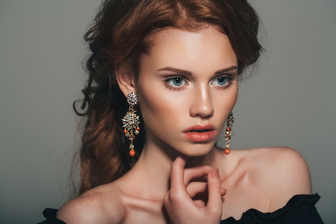 Untuk menghadiri pesta, pertimbangkan model chandelier yang mewah dengan detail yang menonjol