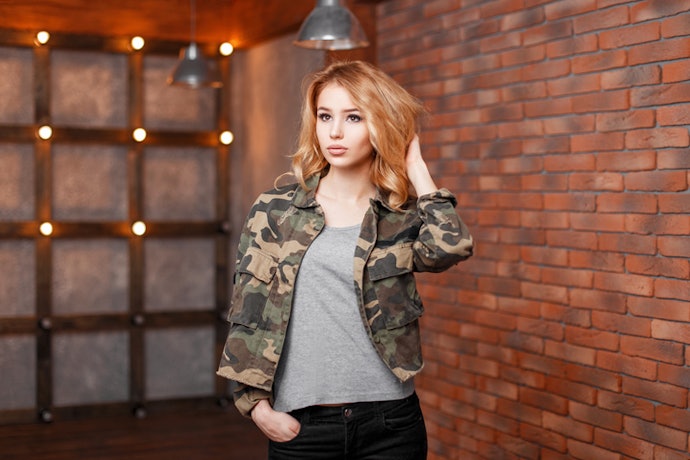 Ingin lebih modis? Pilih jaket full motif loreng atau model jaket crop dan bomber yang kekinian