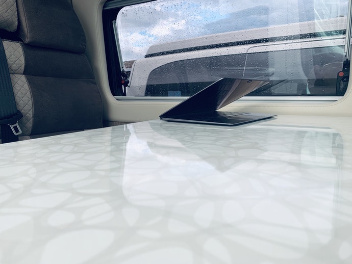 Pilih meja mobil yang mudah dipasang