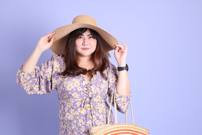 Pertimbangkan dress dengan warna gelap dan warna soft untuk menyamarkan bentuk tubuh