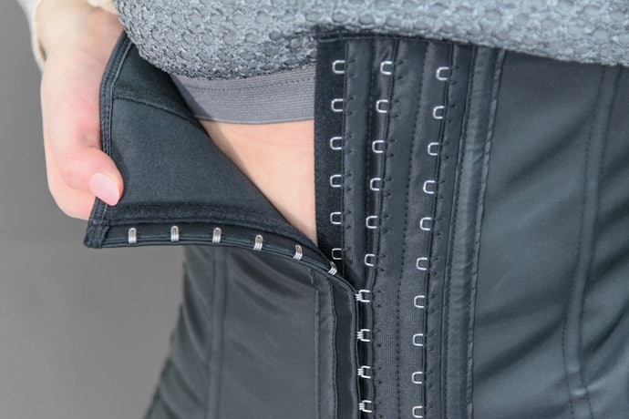 Perhatikan bahan yang digunakan pada korset celana; spandex, polyester, nylon, atau katun?