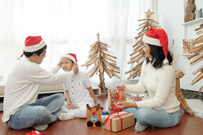 Jika bosan dengan pohon Natal biasa, tersedia pohon Natal unik yang terbuat dari kayu atau besi