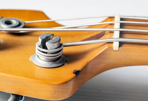 Gunakan senar nickel-plated steel agar cocok untuk beragam genre musik