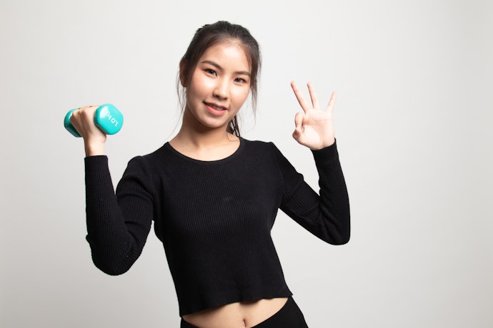 Perhatikan bahannya, misalnya poliester yang cepat kering, spandex yang elastis, atau katun yang menyerap keringat
