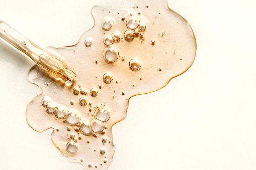 Pastikan skincare tersebut mengandung AHA, BHA, niacinamide, atau retinol yang ampuh mengontrol minyak dan jerawat