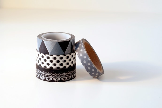 Pilih desain masking tape yang menarik bila digunakan untuk aksesori, misalnya continuous pattern, isolated pattern, atau motif karakter