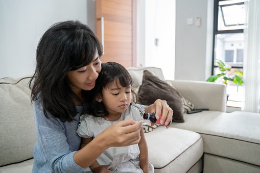 Untuk anak usia 5 tahun ke atas yang mengalami pilek akibat alergi, pertimbangkan obat pilek dengan kandungan anti-alergi seperti chlorpheniramine maleate