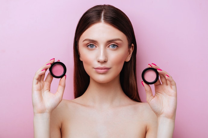 Bagi pemilik kulit kuning langsat yang ingin tampil feminin, pilih blush on warna soft coral, rose pink, dan soft pink