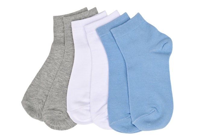 Pilih kaos kaki berbahan utama katun yang nyaman, adem, dan menyerap keringat
